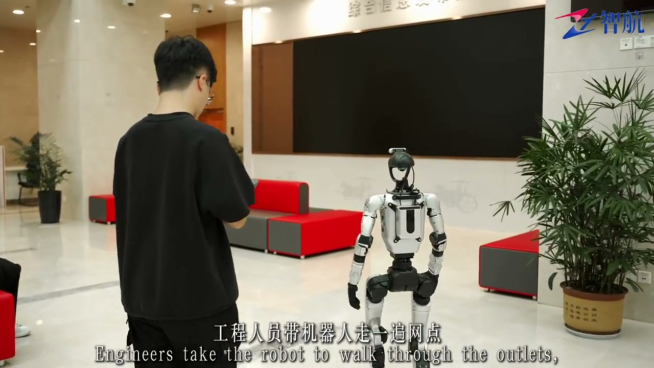 人形机器人在银行网点运行，背部安装能力拓展背包套件